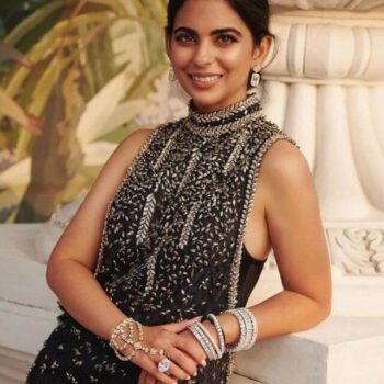 isha-ambani-poses-with-her-twins-at-anant-radhikas-pre-wedding-festivities-4