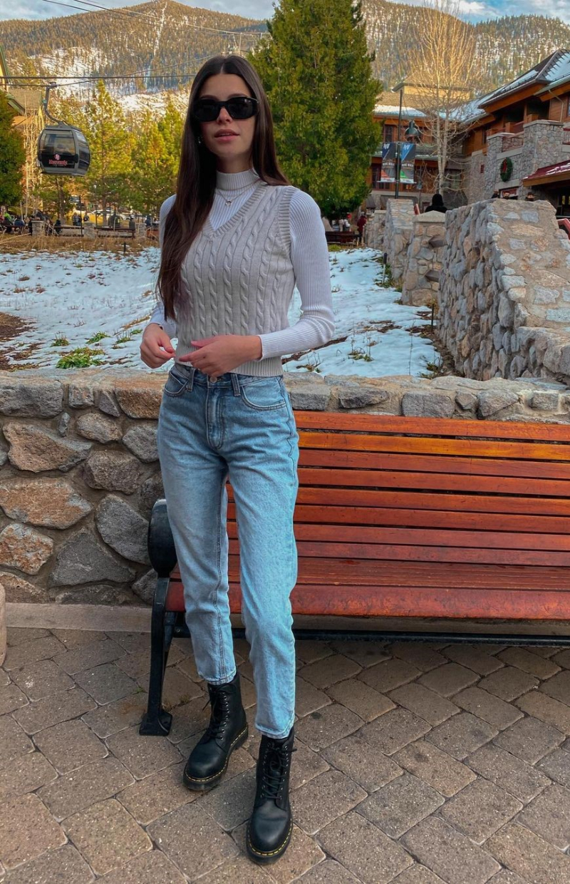 Caroline Mansilla In Woven Sweater With Denim Jeans