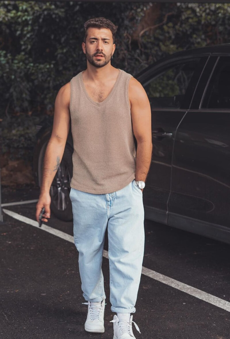 Christian Olmeedo In Beige Sleeveless T-shirt With Denim Jeans