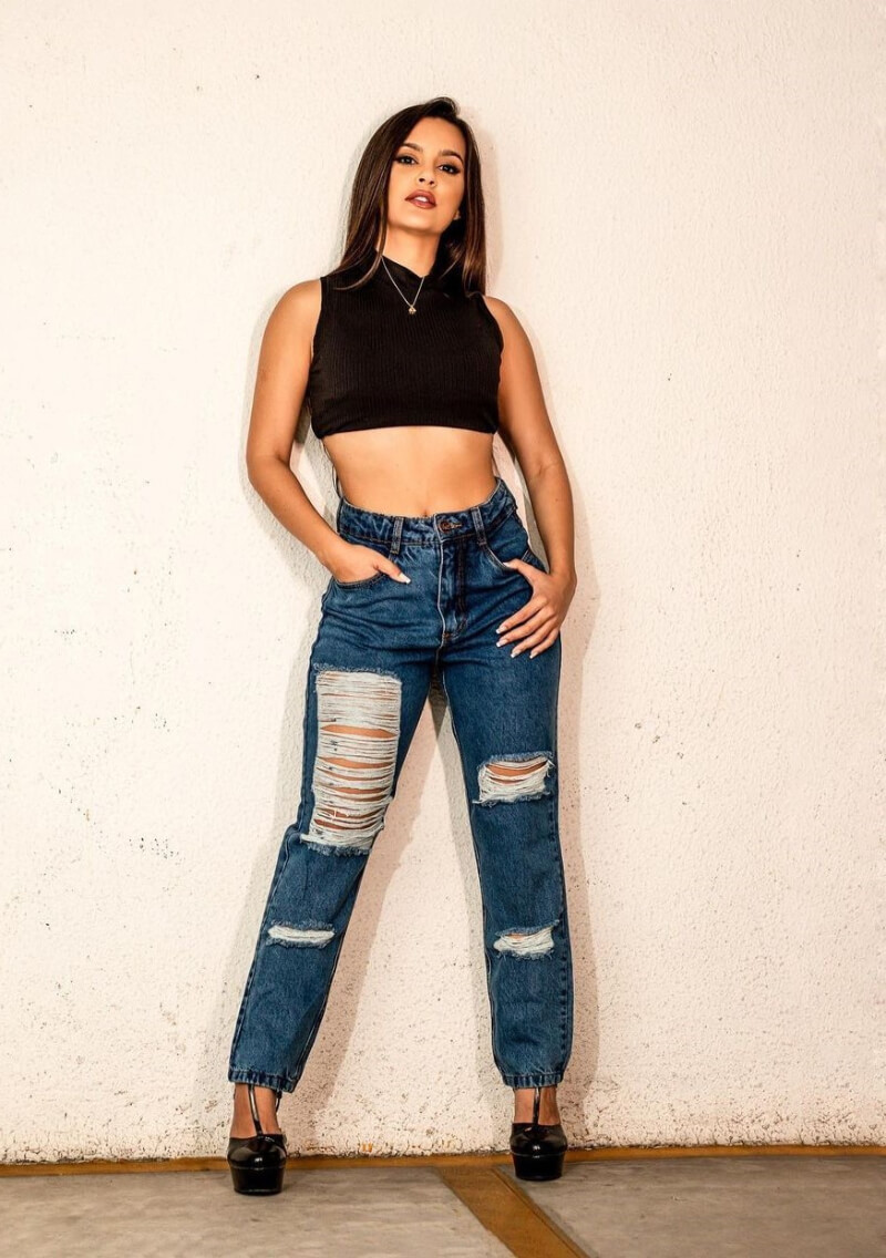 Danivia Alves In Black Crop Top With Ripped Jeans