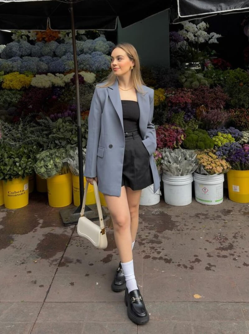 Emma Novoa In Grey Long Blazer With Short Pants