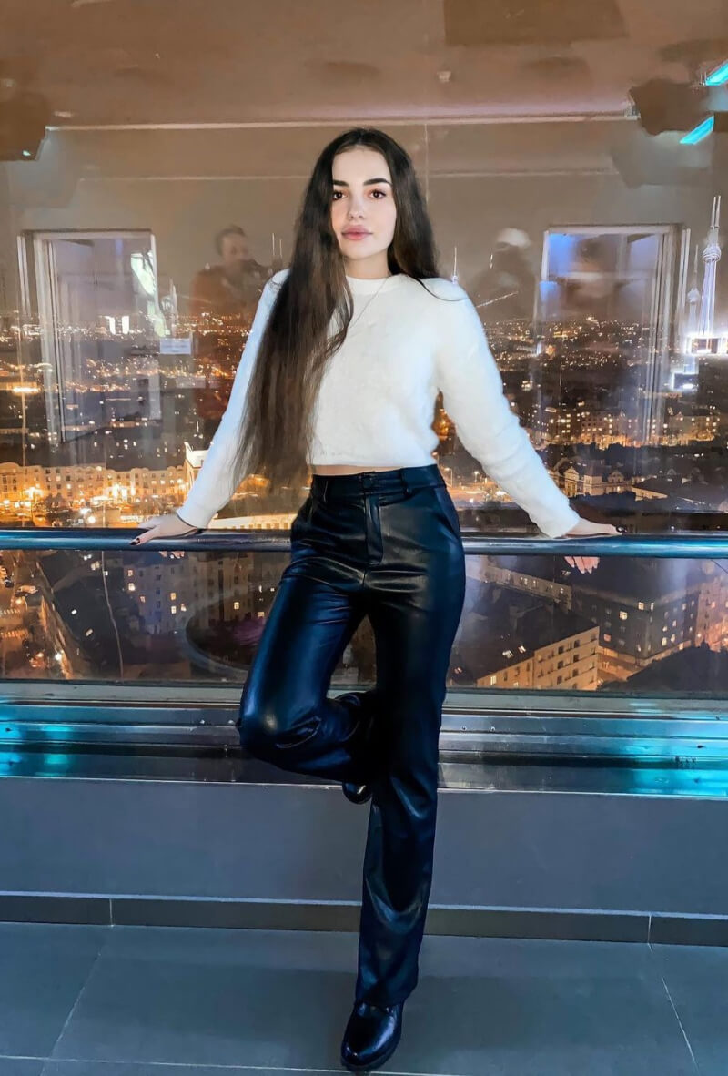 Kristal Shine In White Woven Top With Pants