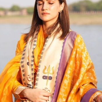 kriti-sanons-varanasi-visit-more-glimpses-with-ranveer-singh-and-manish-malhotra-see-pics-1