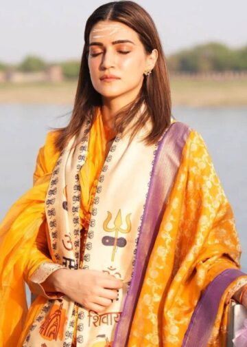 kriti-sanons-varanasi-visit-more-glimpses-with-ranveer-singh-and-manish-malhotra-see-pics-1