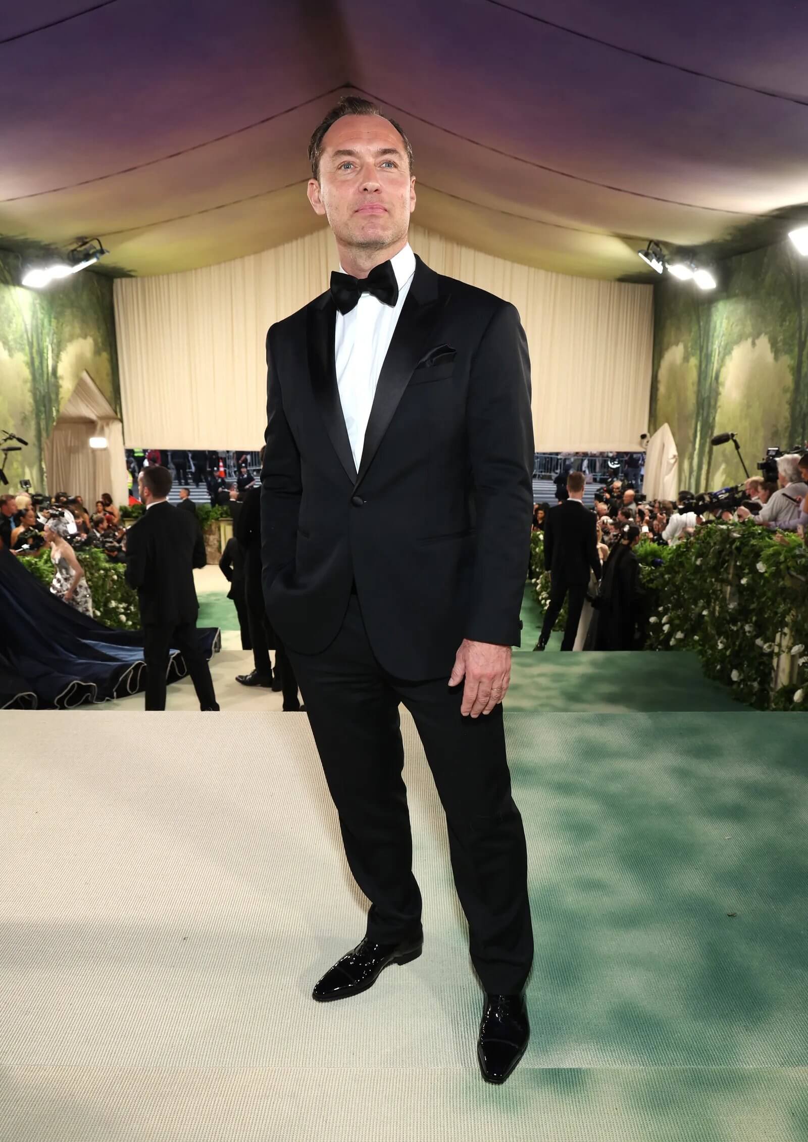 Jude Law In Black Pantsuit Outfit