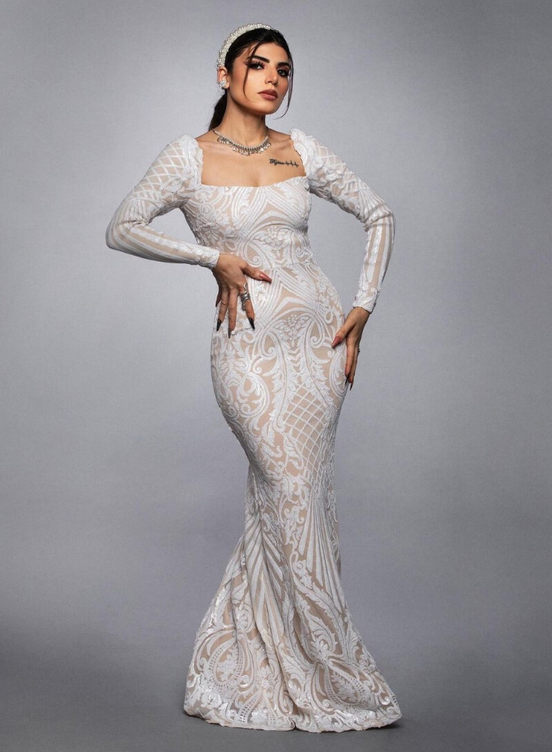 Rania Younis In White Embroidery Mermaid Gown