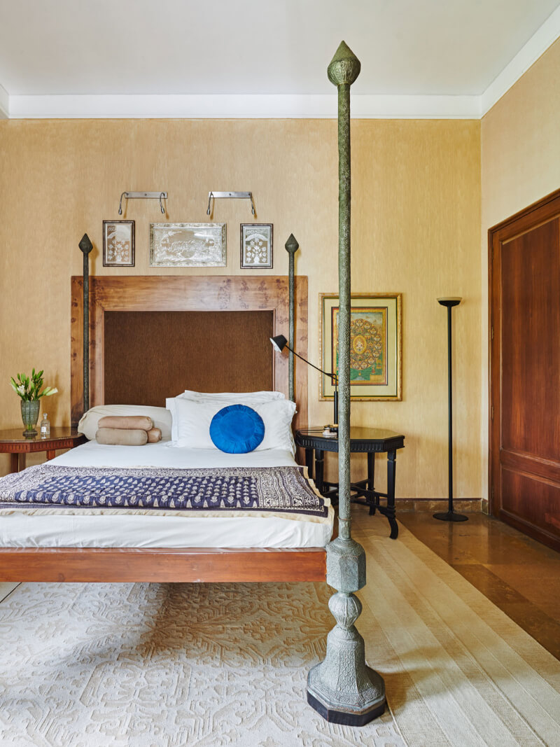 A Well Nostalgic Bedroom Design With Dark Wood Furniture To Maintain Coziness